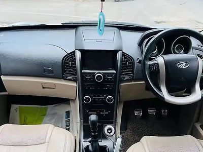 2016 Mahindra XUV500 W10