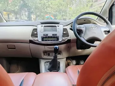 2013 Toyota Innova 2.5 EV PS 7 STR BS-III