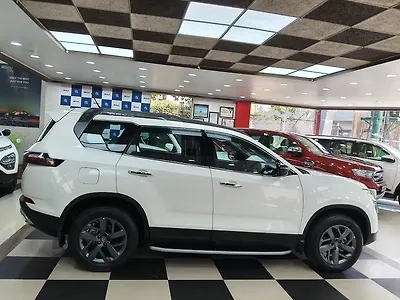 2023 Tata Safari Old Generation XTA Plus