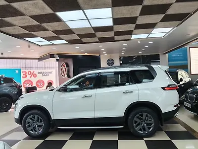 2023 Tata Safari Old Generation XTA Plus