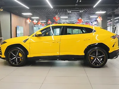 2018 Lamborghini Urus Twin-Turbo V8