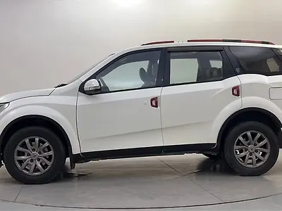 2017 Mahindra XUV500 W10 AT Black Interiors