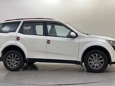 2017 Mahindra XUV500 W10 AT Black Interiors