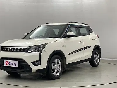 2023 Mahindra XUV300 W6 1.2 Petrol 1
