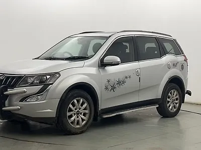 2017 Mahindra XUV500 W10 AT Black Interiors [2017] 1
