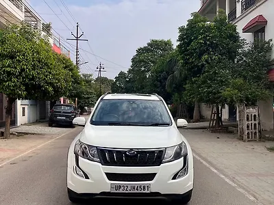 2017 Mahindra XUV500 W10 Black Interiors [2017] 1