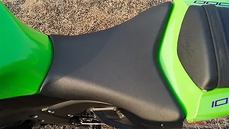 Kawasaki Ninja ZX-10R [2015] vs TVS Star City Plus - Know Which Is