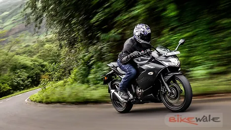 Suzuki Gixxer SF 250 Action