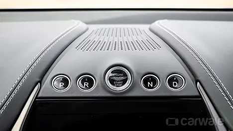 एस्टन मार्टिन डीबीएक्स डैशबोर्ड