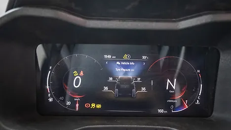 महिंद्रा XUV 3XO इंस्ट्रूमेंट क्लस्टर