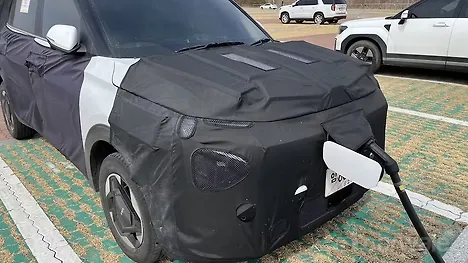 Kia Carens EV Right Front Three Quarter