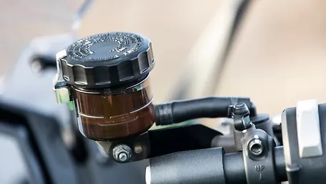 Kawasaki Ninja 1000 Front Brake Fluid Reservoir Image - BikeWale