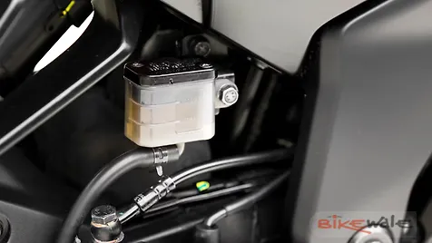Bajaj Pulsar N160 Front Brake Fluid Reservoir Image - BikeWale