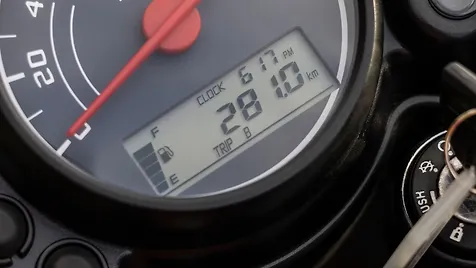 Kawasaki W175 Fuel Gauge Image - BikeWale