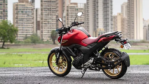 Yamaha FZS FI V4 Left Rear Three Quarter