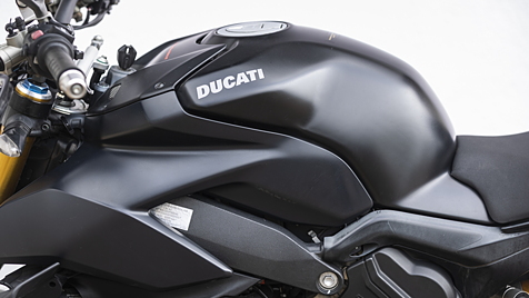 Ducati Streetfighter V4 Fuel Tank Image - BikeWale