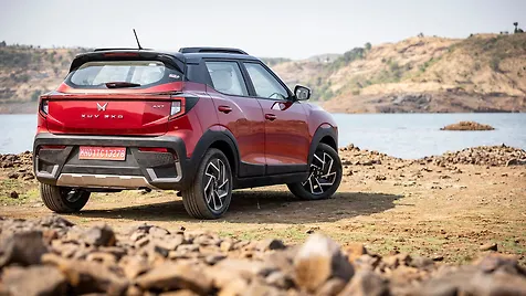 xuv-3xo-exterior-right-rear-three-quarter-41