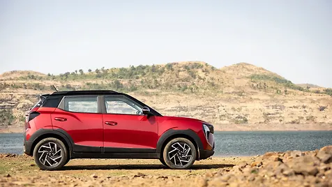 xuv-3xo-exterior-right-side-view-29