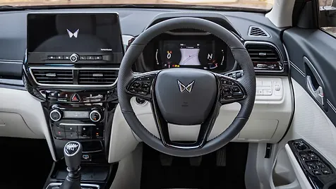 xuv-3xo-interior-steering-wheel-2