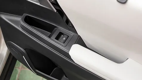 syros-ev-interior-rear-power-window-switches