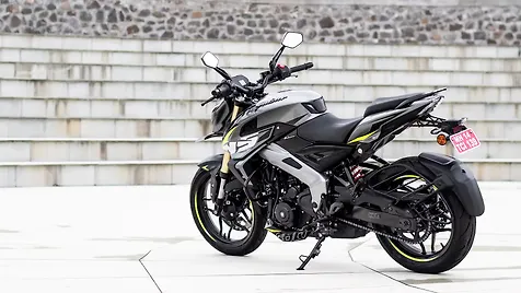 बजाज पल्सर NS400Z लेफ्ट रियर थ्री क्वार्टर