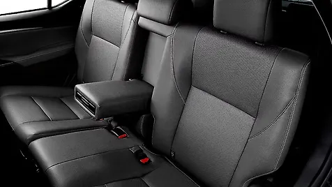 fortuner-interior-rear-row-centre-arm-rest