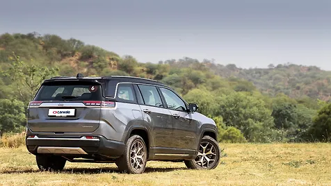 jeep-meridian-exterior-right-rear-three-quarter