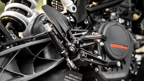 KTM 200 Duke [2021] Rear Brake Lever Assembly Image - BikeWale
