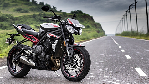 Triumph Street Triple R [2022] Right Front Three Quarter Image - Bikewale