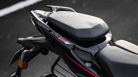 TVS Apache RTR 200 4V Pillion Seat Image - BikeWale