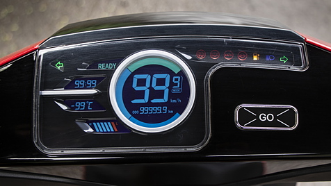 BGauss B8 TFT Touchscreen Instrument Cluster Image - BikeWale