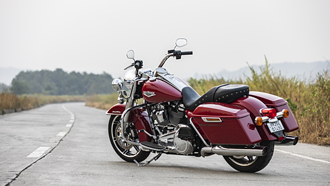 Harley-Davidson Road King Left Rear Three Quarter Image - BikeWale