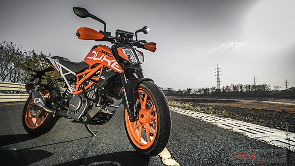 2017 KTM 390 Duke Track Ride Review - BikeWale