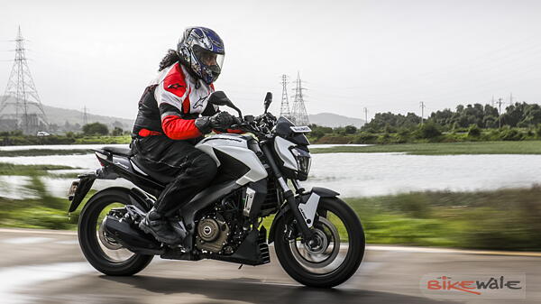 Yamaha FZ25 vs Bajaj Dominar 400 Comparison Test - BikeWale