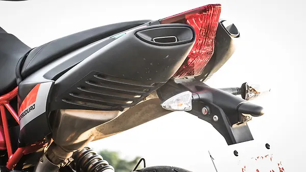 Aprilia Dorsoduro 900 photo gallery - BikeWale