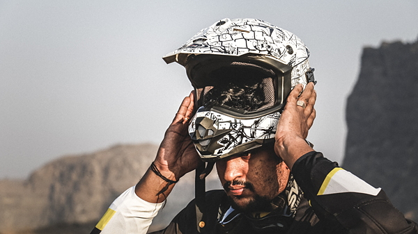 dirt bike helmet weight