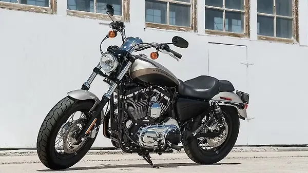 Triumph Bonneville Speedmaster vs Harley-Davidson 1200 Custom