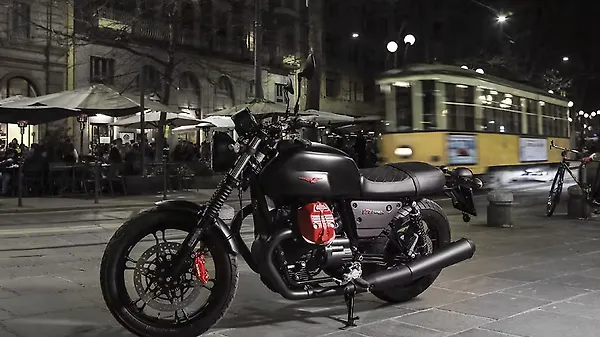 写真 Moto Guzzi V7 III Carbon Dark Photo Gallery - BikeWale
