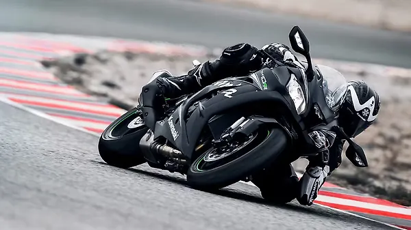 Five difference between Kawasaki Ninja ZX-10R and ZX-10RR