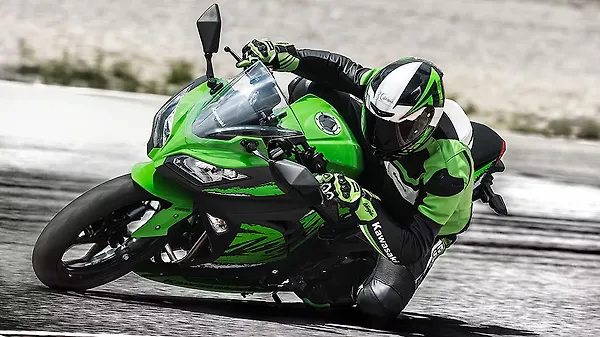 2018 Kawasaki Ninja 300 ABS photo gallery - BikeWale