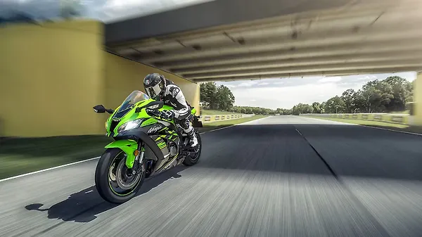Ducati 959 Panigale Corse vs Kawasaki Ninja ZX-10R