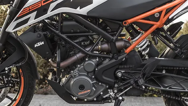 KTM 250 Duke ABS vs KTM RC200 ABS- Sibling Rivalry - BikeWale