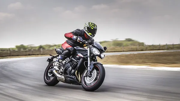 KTM 790 Duke vs Triumph Street Triple RS- Spec Comparison - BikeWale