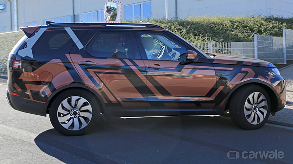 Next generation Land Rover Discovery spotted in Germany - CarWale