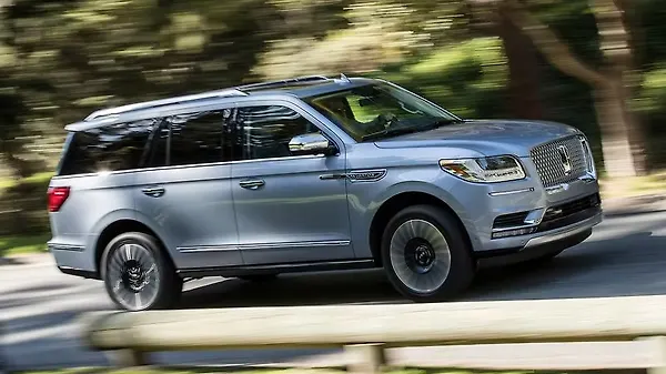 2017 New York Auto Show 2018 Lincoln Navigator Photo Gallery Carwale 3 The Exterior Design While Staying True To Large American Suv Concept Sports Range Rover Ish Lines Which Is Not A Bad Thing At All As Latter