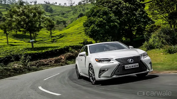 Lexus Es300h First Drive Review Carwale 2017 Marks The Entry Of Toyota S Luxury Hand Lexus In Indian Market Looking At Premium Pricing We Already Know Value For Money Is Not Something