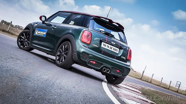 2018 Carwale Track Day Mini Cooper S Jcw Vs Skoda Octavia Rs Mini Cooper S Jcw Vs Skoda Octavia Rs