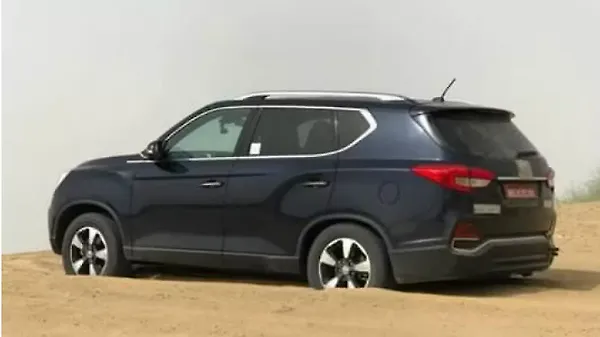 Xuv 500 Rexton Mahindra Rexton spotted testing ahead of official launch - CarWale