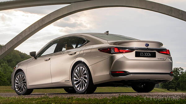 Lexus ES 300h Picture Gallery - CarWale