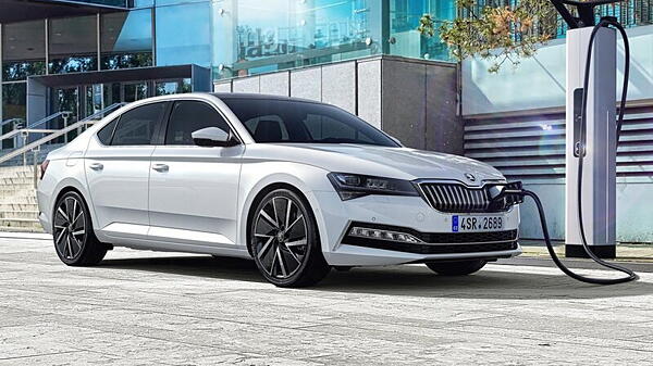Skoda adds iV hybrid and Scout models to facelifted Superb line-up - CarWale